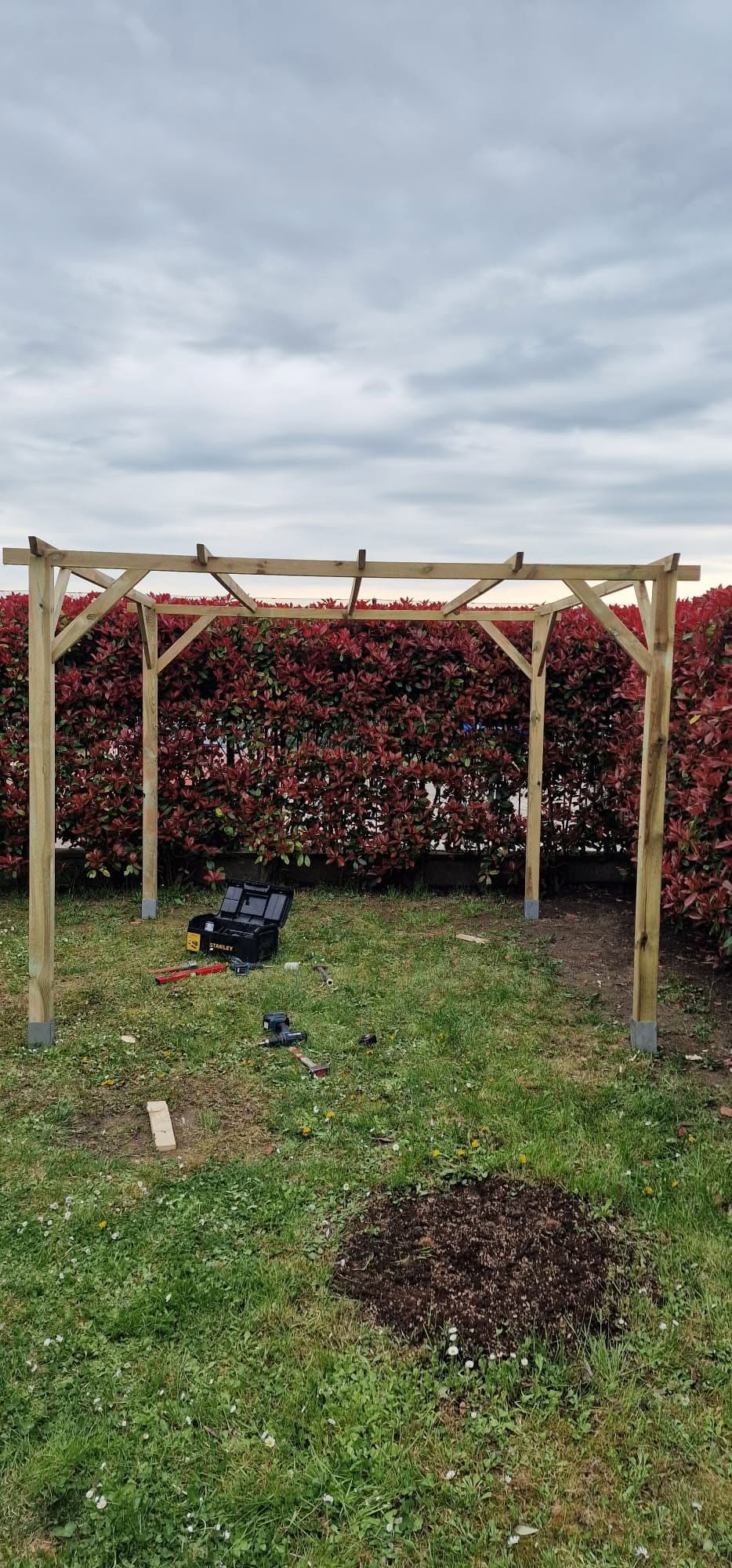 Struttura in legno per pergola durante la realizzazione